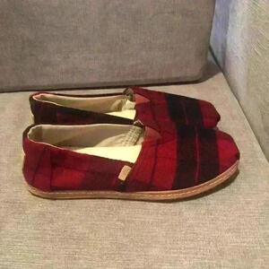TOMS Buffalo Plaid Check‎ Red and Black Slip On Shoes Size 6.5